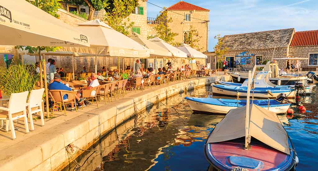 Outdoor restaurant in Brac