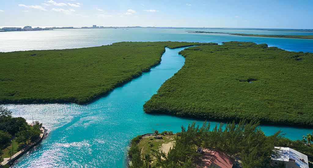 Nichupte Lagoon in Cancun Mexico