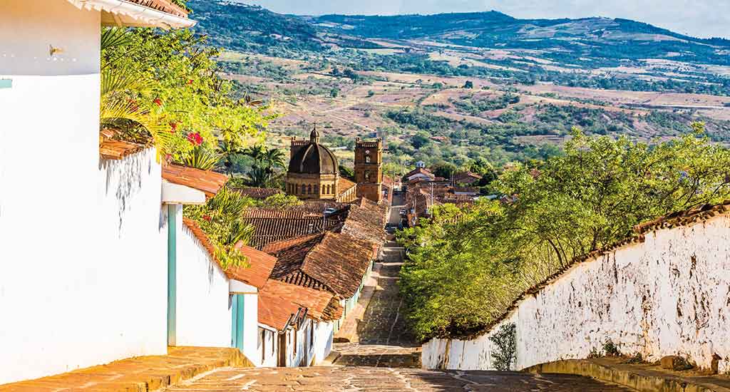 A street with a view of the mountains in Barichara