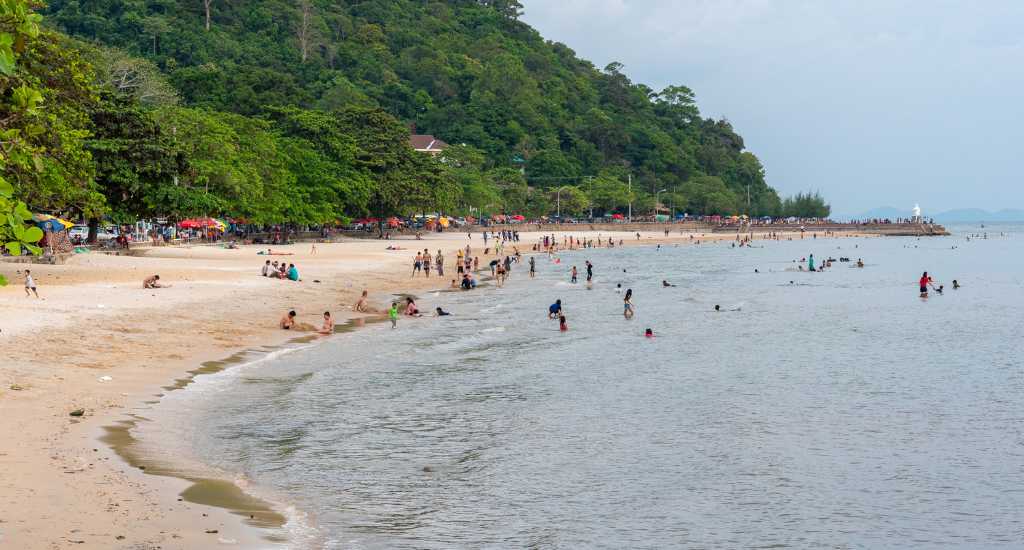Crowded Kep beach in Cambodia