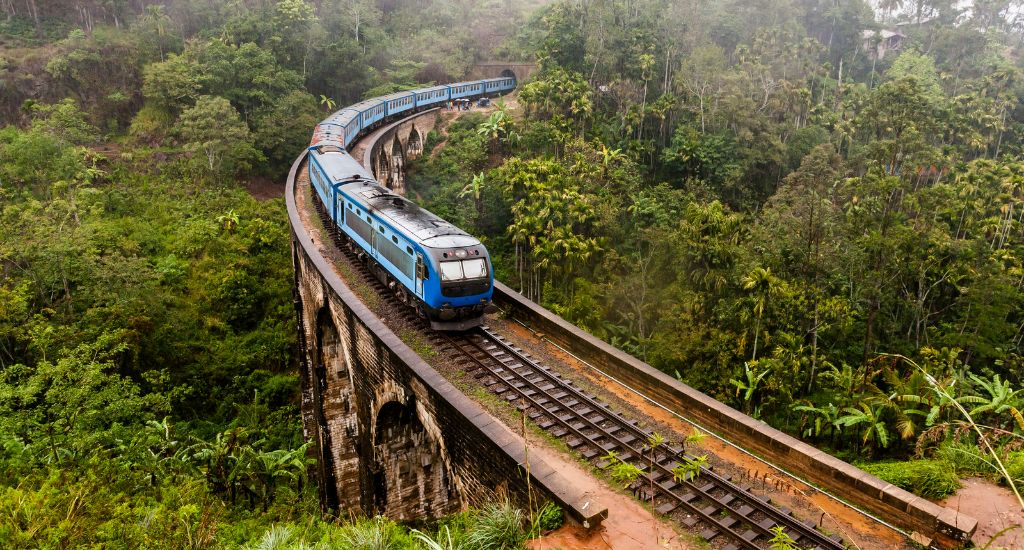 Train crossing Nine Arches Bridge Ella