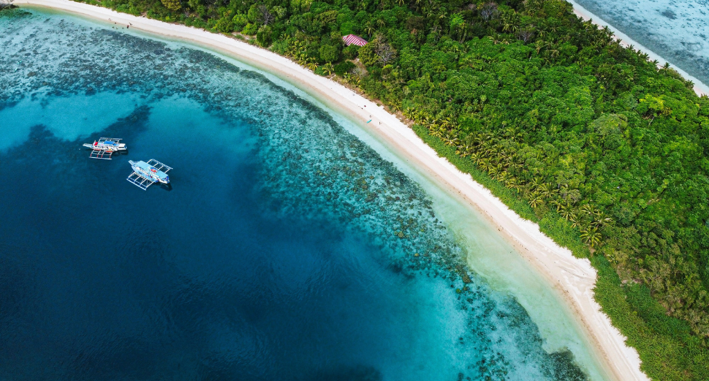 White sand beach and turquoise waters in Linapacan Island, Palawan